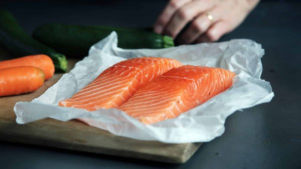 Quelles techniques pour préparer des plats à base de poisson cru dans un restaurant de sushis?