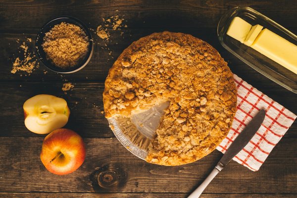 Comment réussir une tarte aux pommes rustique avec une pâte brisée maison?
